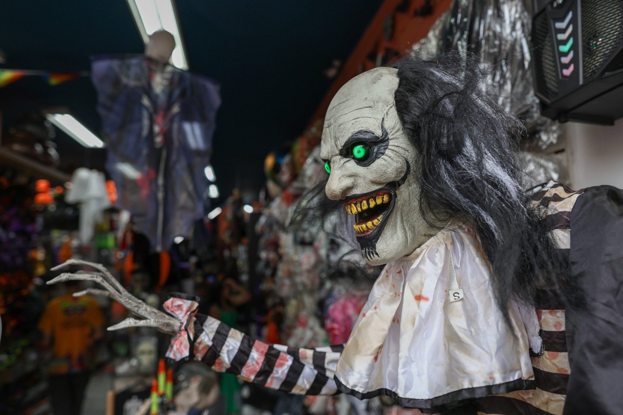 Movimentação do comércio de BH para o Halloween. Na foto: produtos temáticos da loja Casa Carnaval Festa e Fantasias