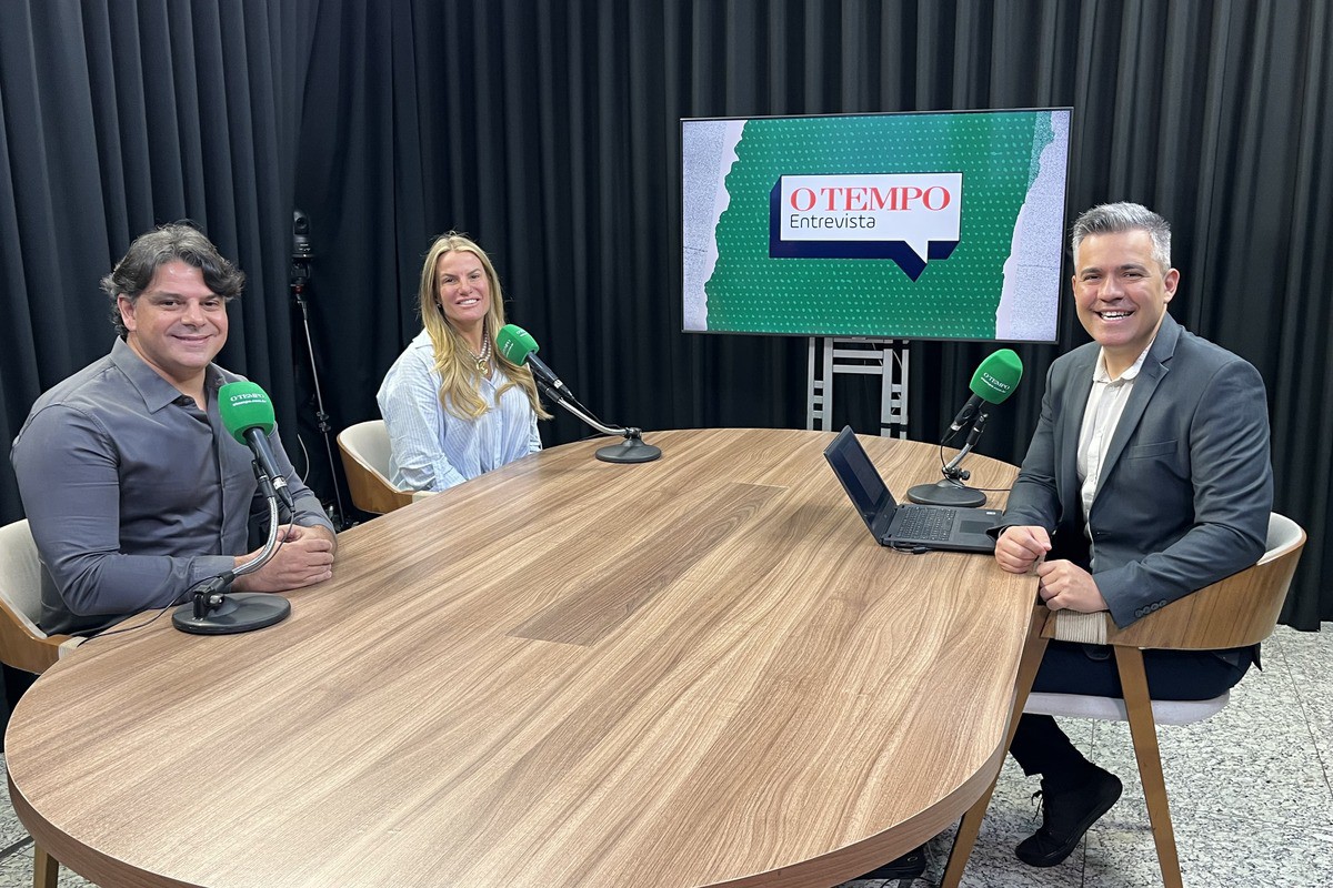 Os empresários Emir Cadar Filho e Ana Carolina Martins com o jornalista Léo Mendes, em O TEMPO Entrevista
