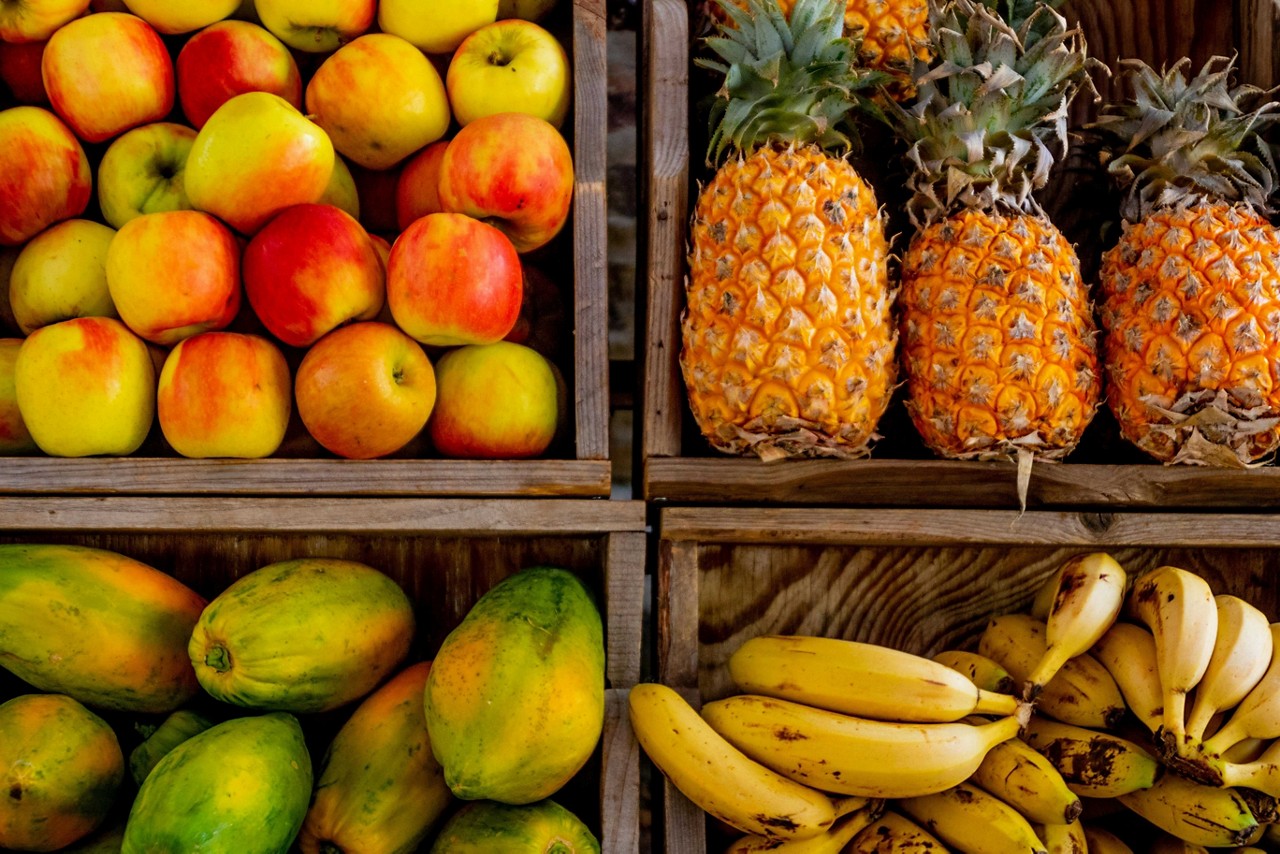 O mamão ficou muito mais caro, enquanto a banana e a maçã ficaram mais baratas