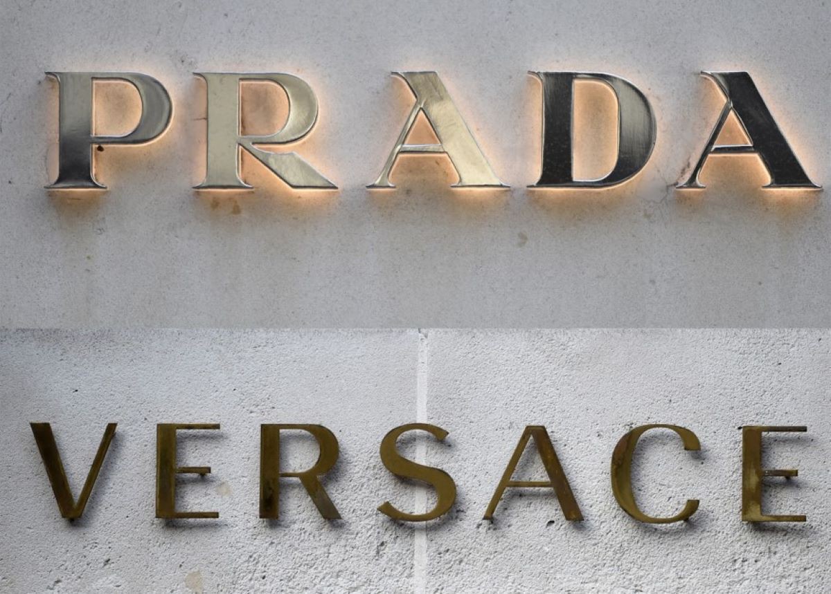 Combinação de imagens dos logos da Prada e Versace