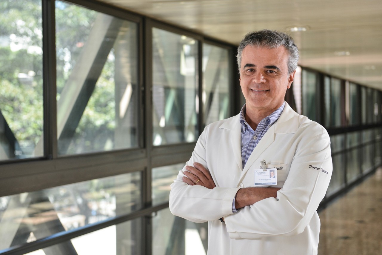 O médico Henrique Salvador recebe o título de Imortal da ANM