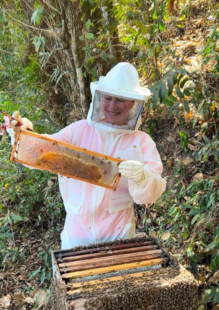 Tânia é apicultora há 5 anos e produz mel 100% natural de florada mista