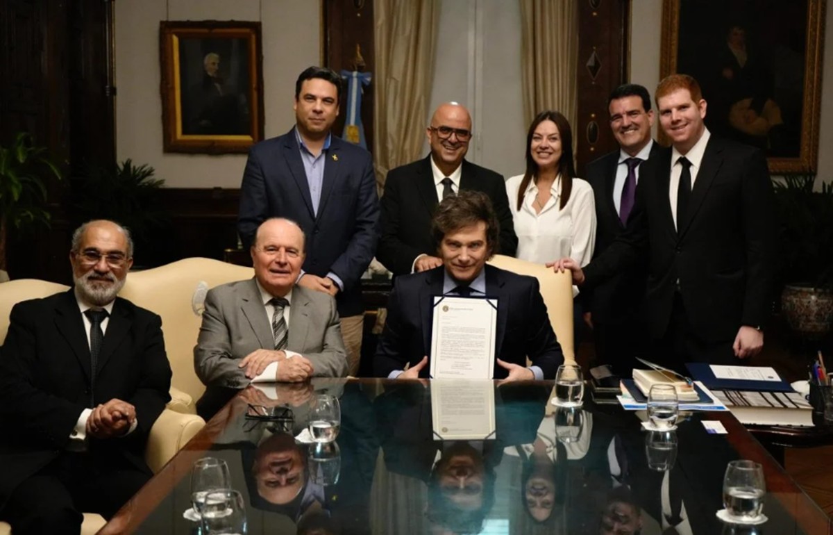 Milei e membros da OEB celebraram o prêmio na Argentina nessa terça (25)