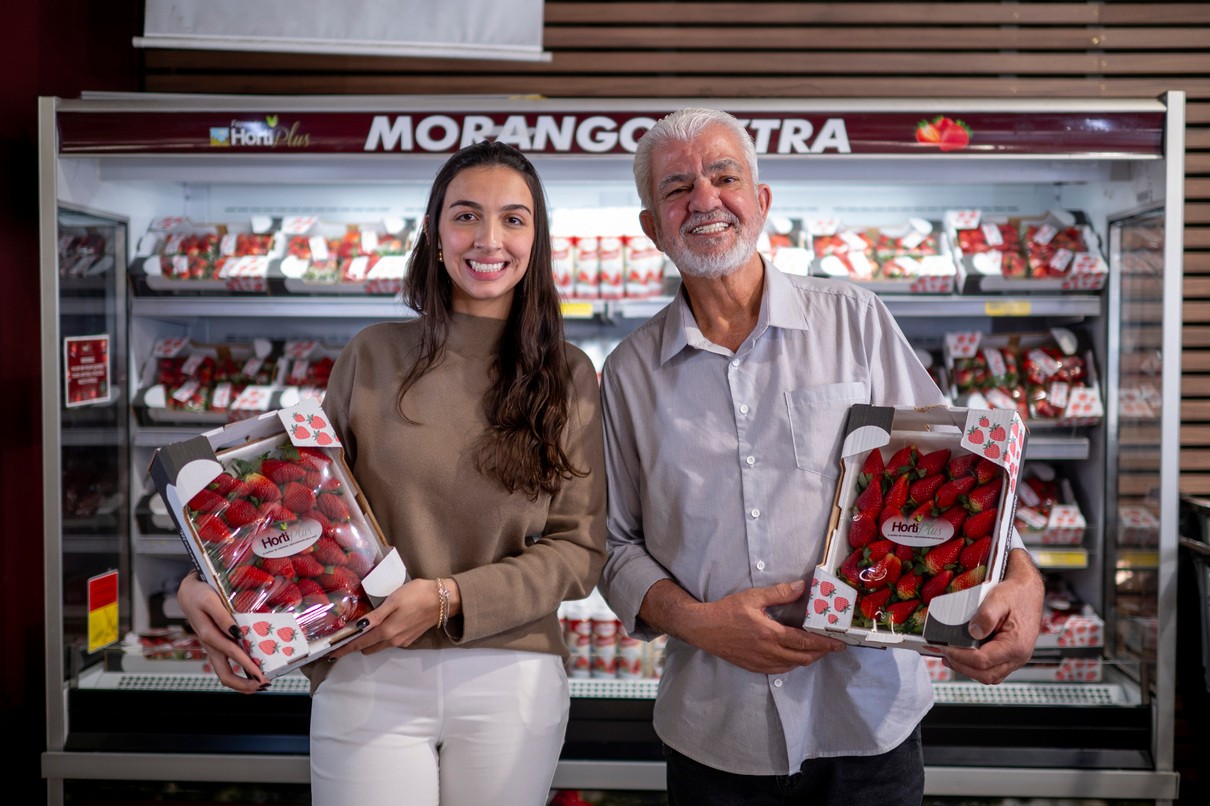 No HortiPlus, Nivaldo e a filha e diretora de marketing, Maria Luiza Claudino estão vendendo cerca de mil caixas de morango por dia