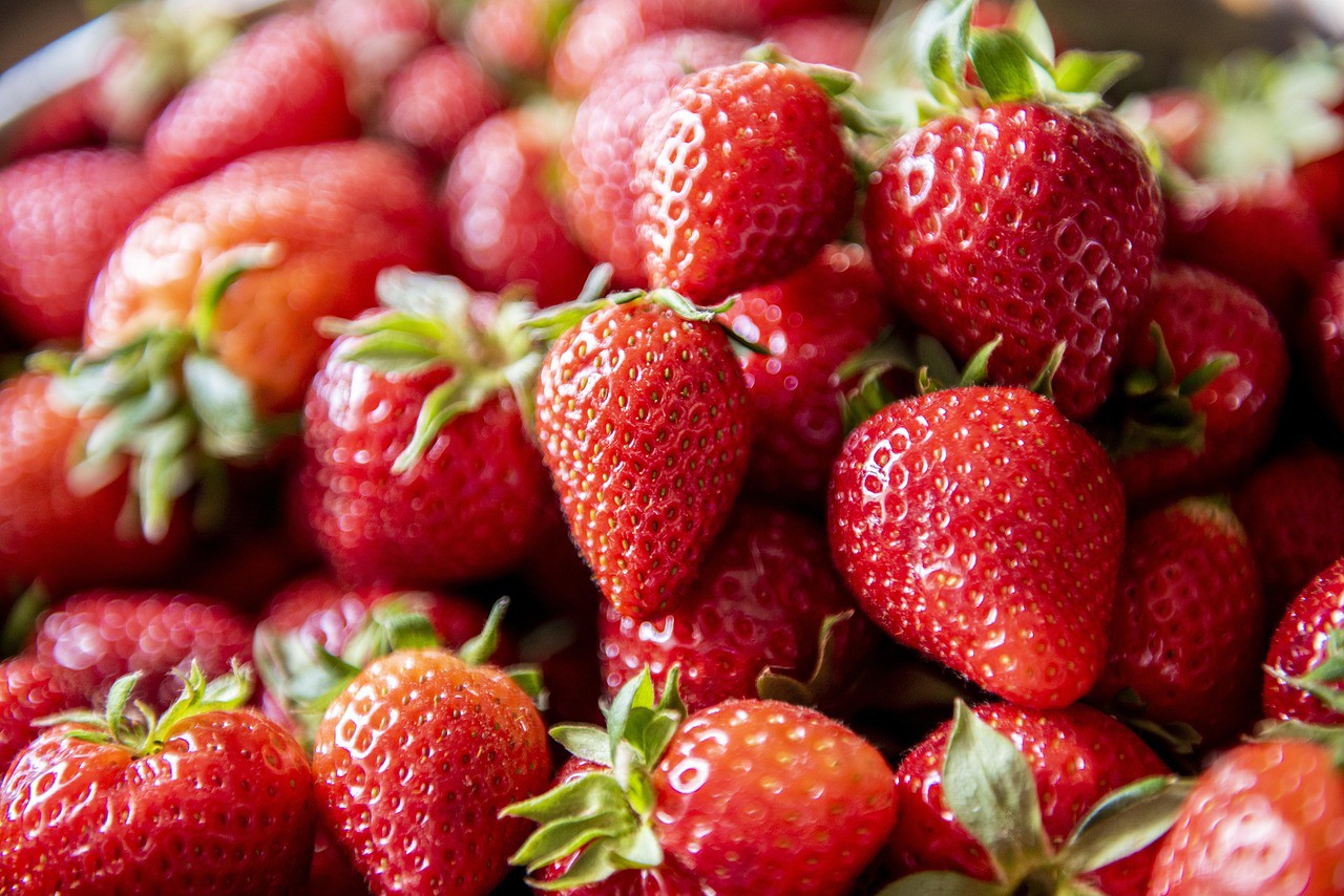 Para escolher um bom morango, deve-se observar o aspecto da fruta: ela deve ser brilhante, sem manchas ou defeitos. 