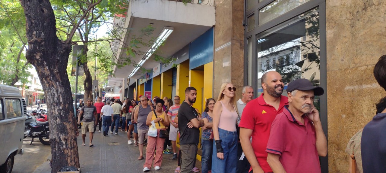 Mudança de bancos causou fila quilométrica no Centro de BH