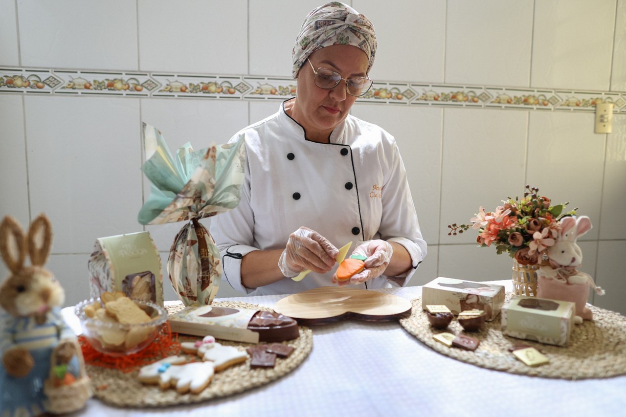 Confeiteira Ana Paula Souza, da Cia do Sabor, planeja um cardápio de Páscoa que mistura chocolate e biscoitos amanteigados