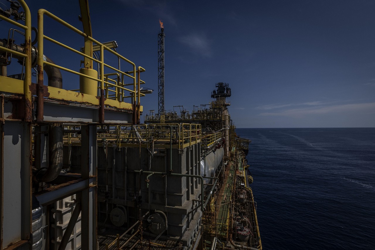 Estreito de Ormuz, no Irã, é o trecho que conecta o Golfo Pérsico com o Golfo de Omã, e por onde a cerca de 20% do comércio global de petróleo; Petrobras pode segurar aumentos