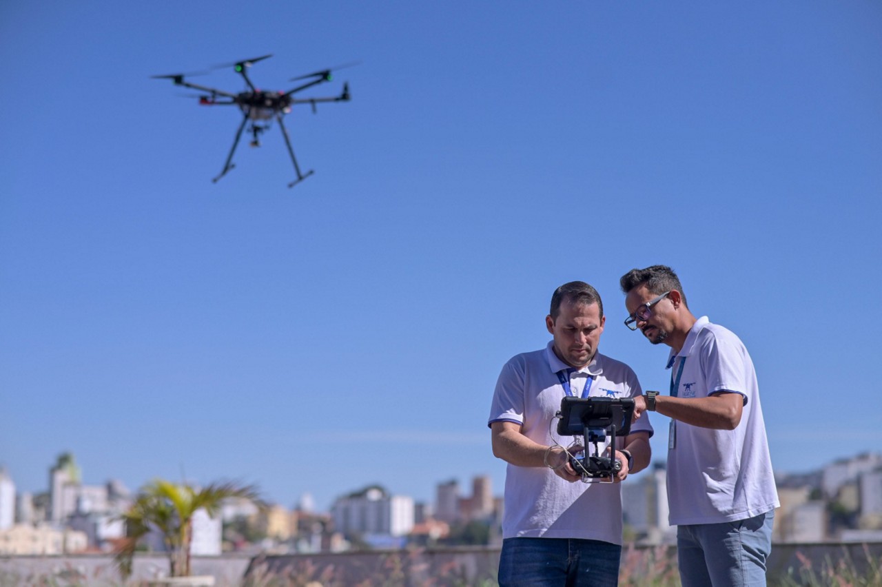 O funcionário Fernando Andrade pilotando um drone com Jamerson Cunha, fundador da Facilit'Air, empresa de BH que fatura com cursos para pilotos