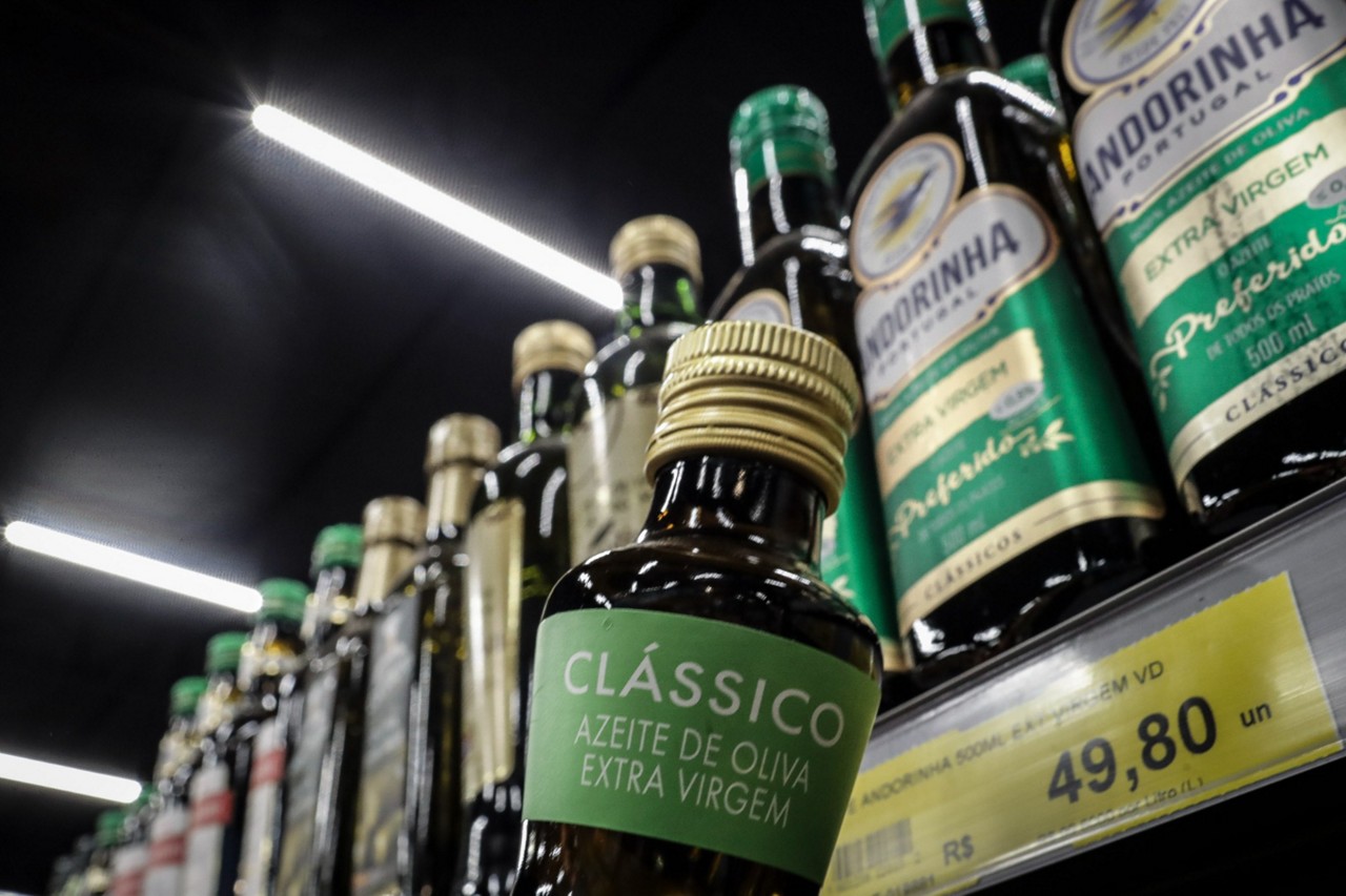 Azeite, que já chegou a custar quase R$ 50 em supermercados de BH, vem caindo de preço neste ano 
