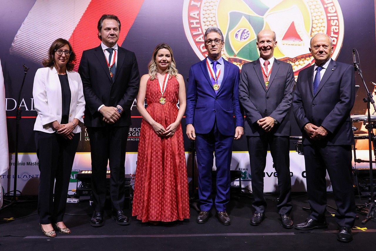 Da esquerda para direita: a cônsul da Itália, Nicoletta Gomiero; o presidente da Anfavea, Márco Lima; a vice-presidente do Grupo SADA, Daniela Medioli; o governador Romeu Zema; o presidente do BMG, Ricardo Guimarães; e o presidente da Câmara de Comércio Italiana, Valentino Rizzioli