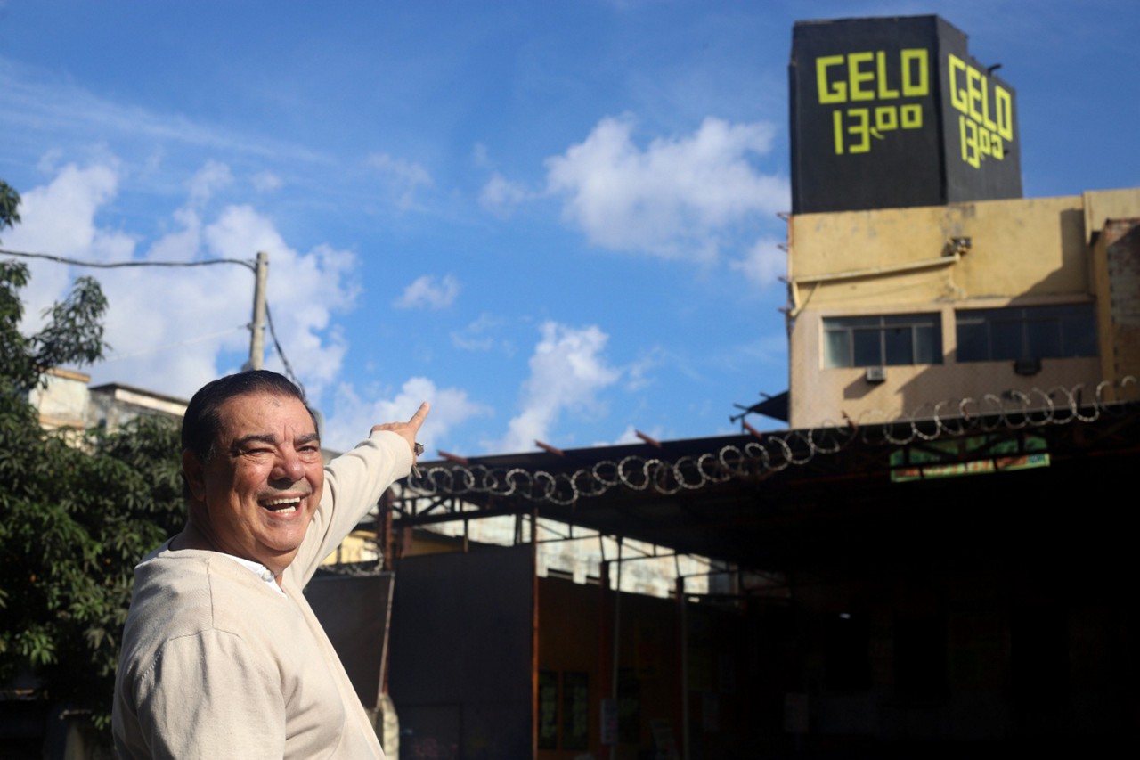 Afonso Teixeira inaugurou a placa de propaganda da Gelinho no começo dos anos 2000