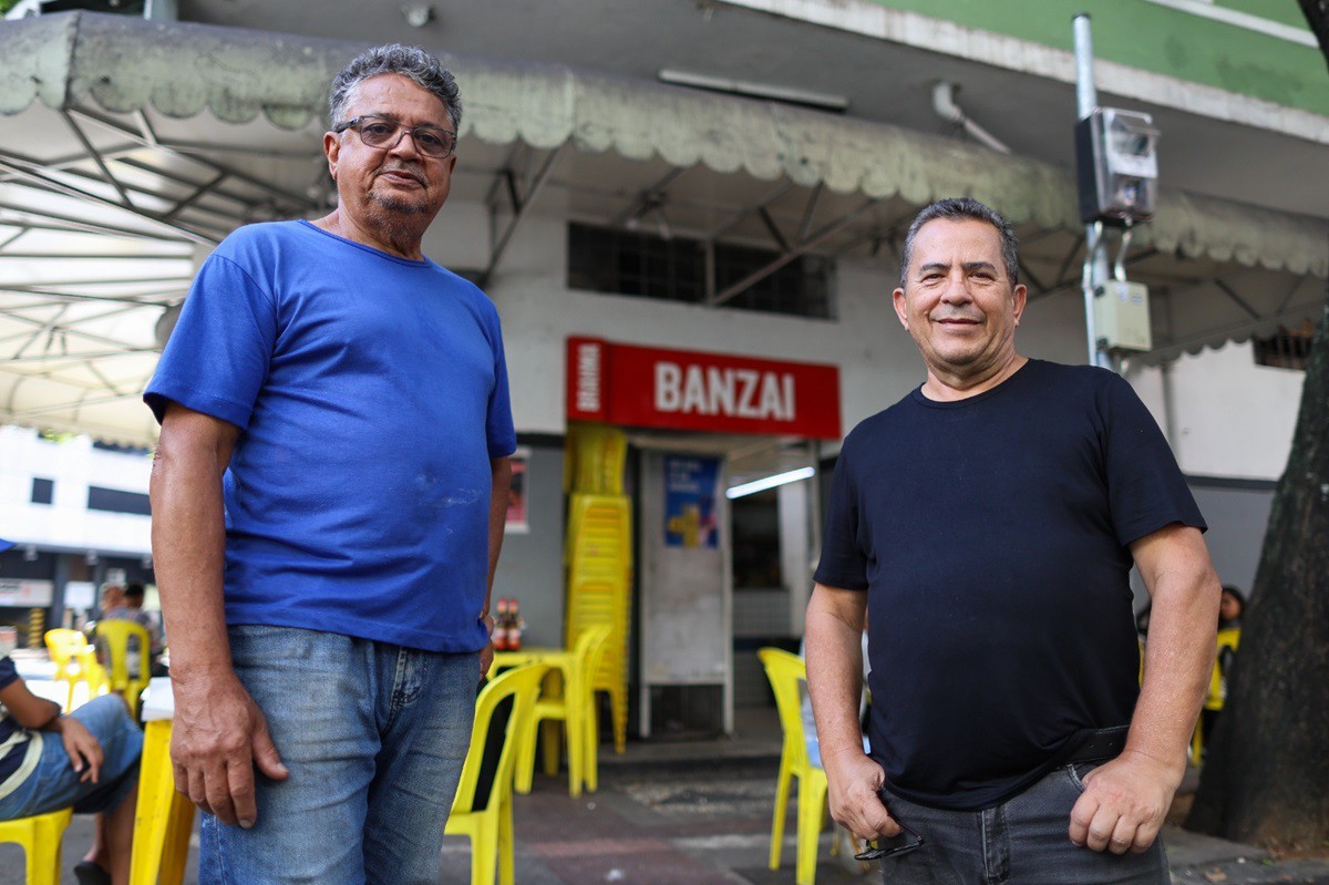 Reginaldo e Pedro estão à frente do Banzai, bar com quatro décadas de história no centro de BH
