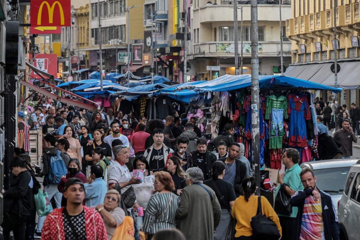 Consumidores transitam pela rua 25 de Março, no Centro de São Paulo
