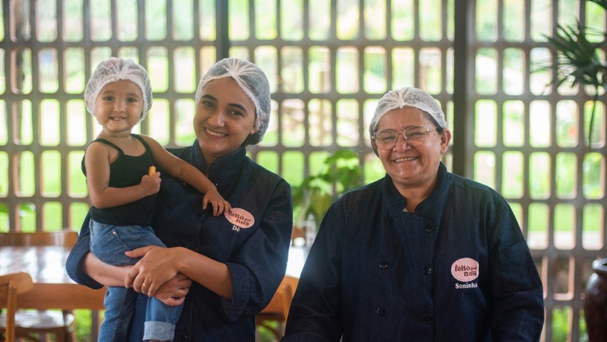 Sônia Aparecida e sua filha fundaram a padaria Feito por Nós, que fornece produtos para trabalhadores e turistas que visitam o Córrego do Feijão
