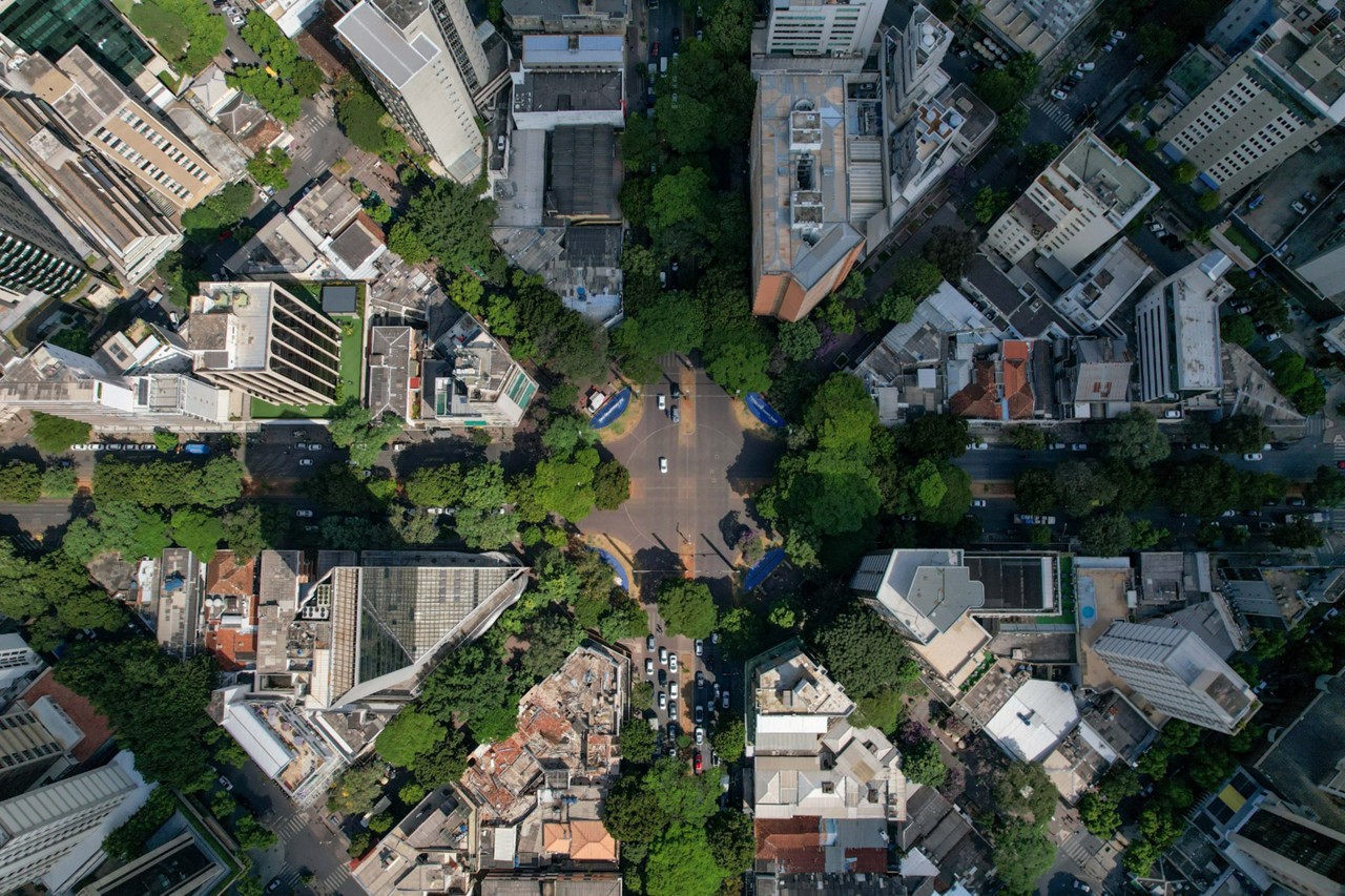 Vista aérea da praça Diogo de Vasconcelos, entre as avenidas Getúlio Vargas e Cristóvão Colombo e as ruas Antônio de Albuquerque e Pernambuco