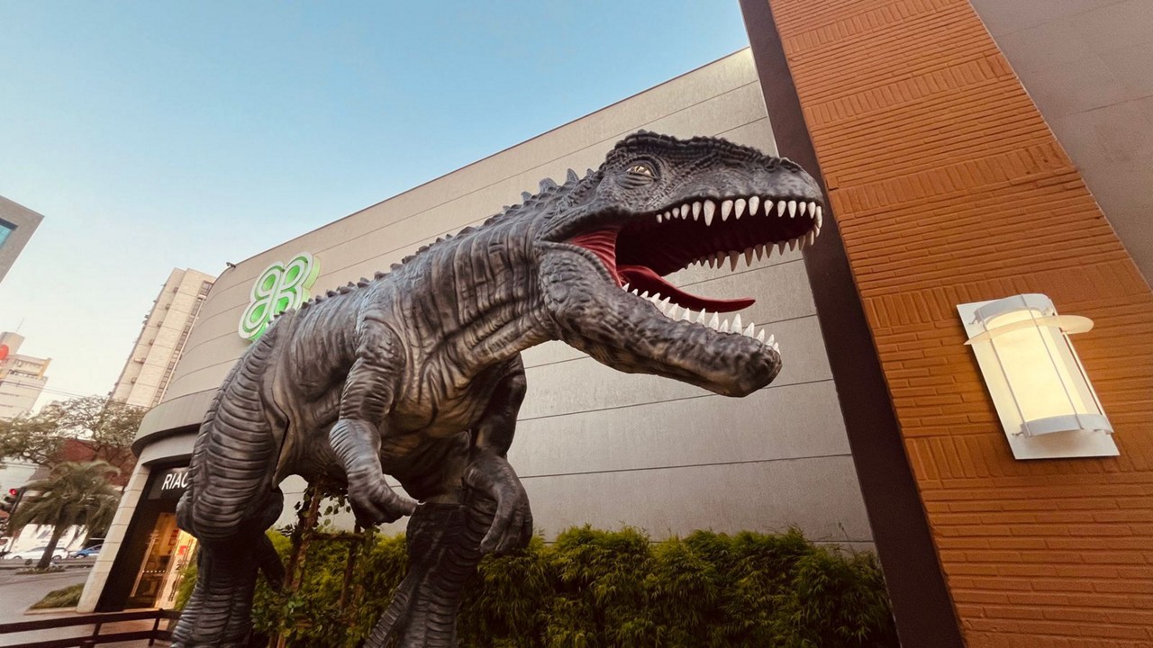 Pátio Savassi trouxe dinossauros gigantes para atrair a criançada e incentivar o consumo 