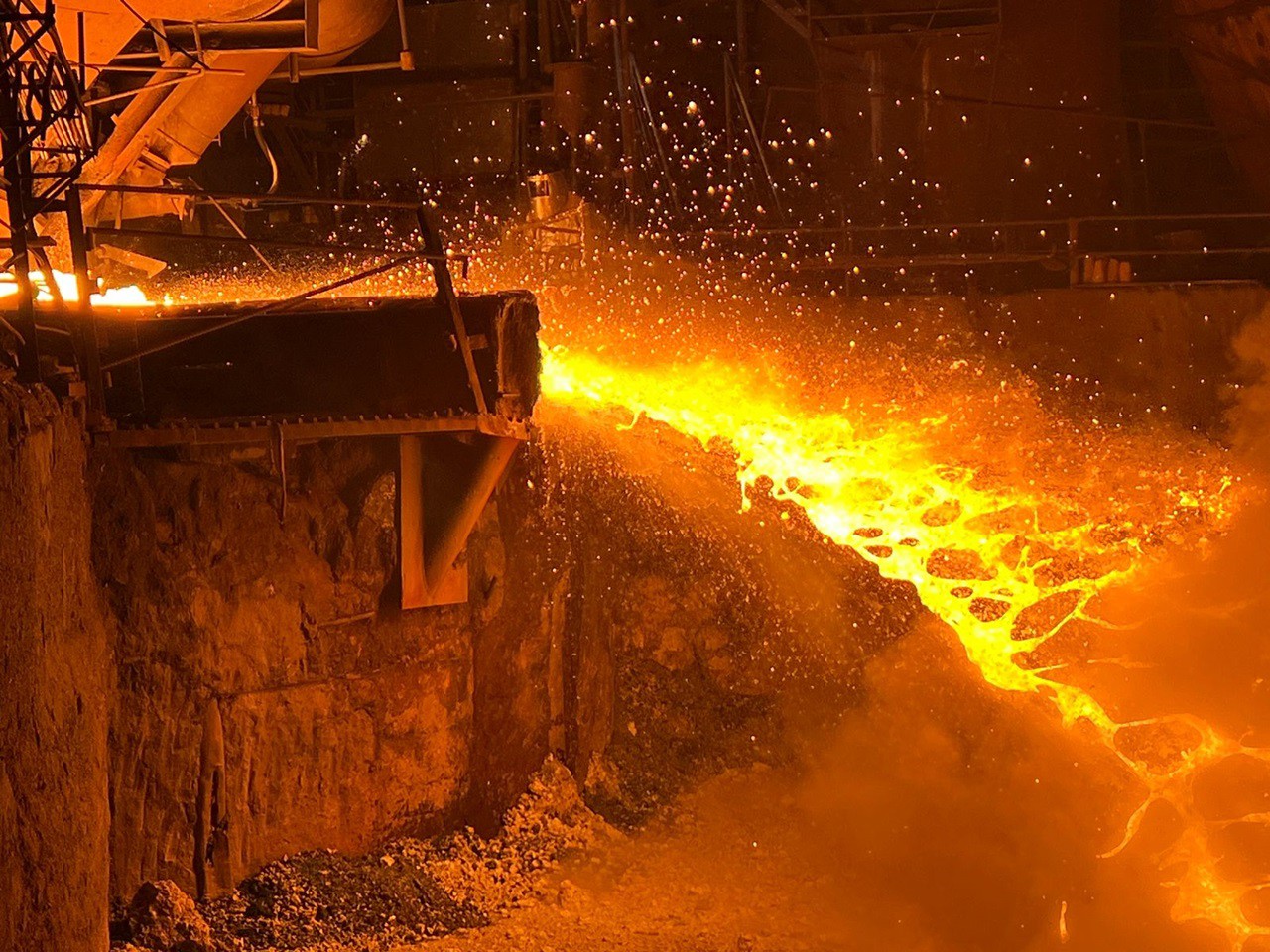 Siderúrgicas de Minas contêm produção enquanto aguardam definição de regras do tarifaço de Trump