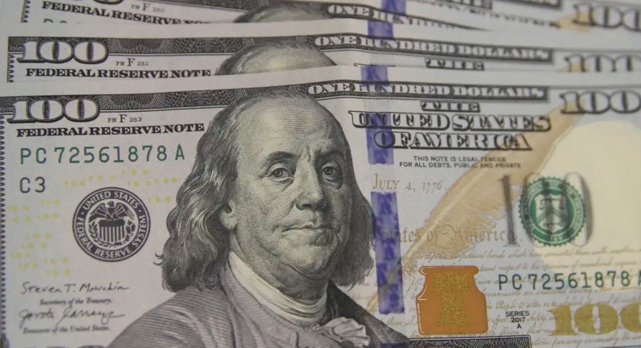 Dólar volta a subir 