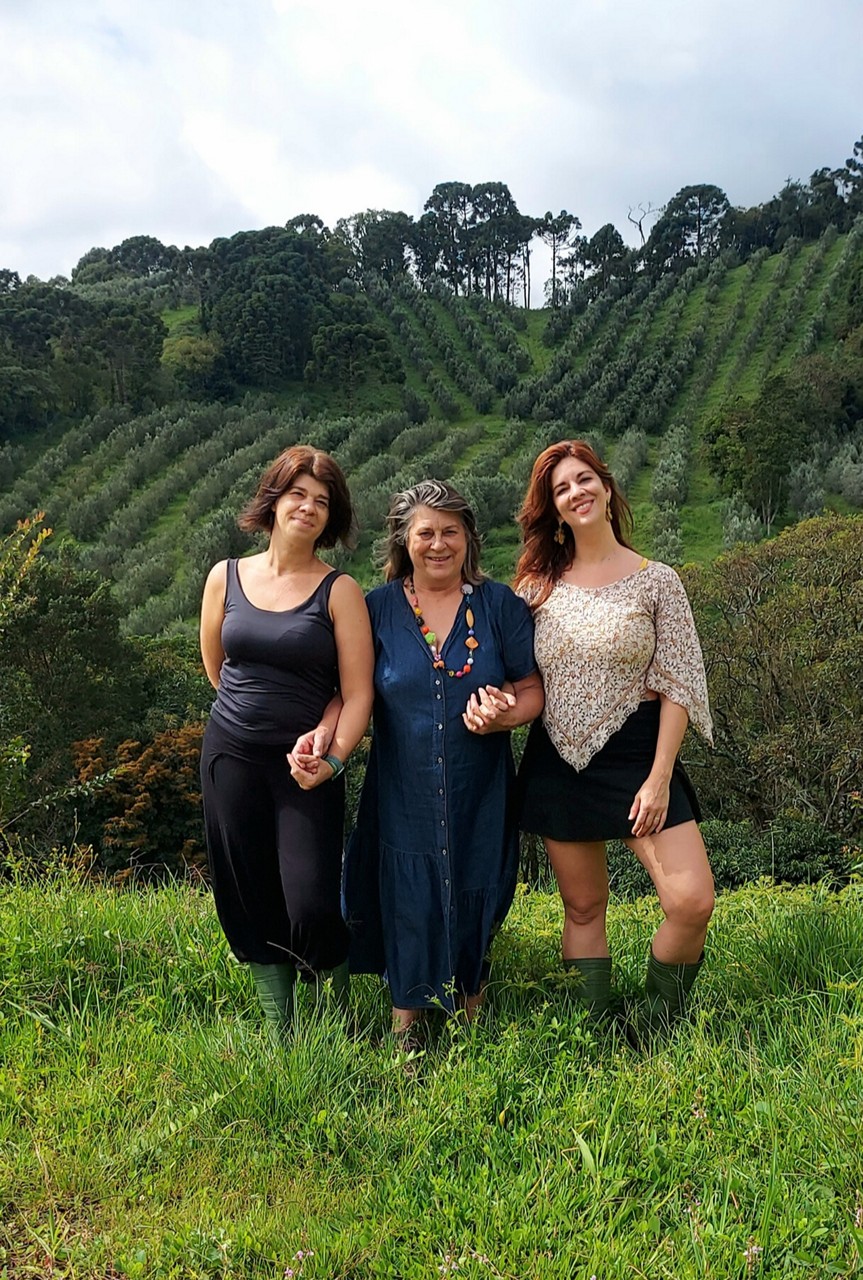 Vera Mincoff Menegon com as filhas Natasha e Luana: mulheres unidas na produção do azeite Verolí