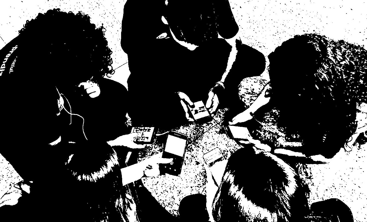 Jovens usam celular juntos em escola brasileira