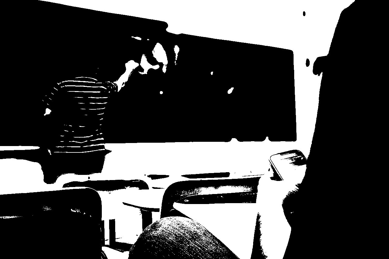 Estudante usa celular durante a aula