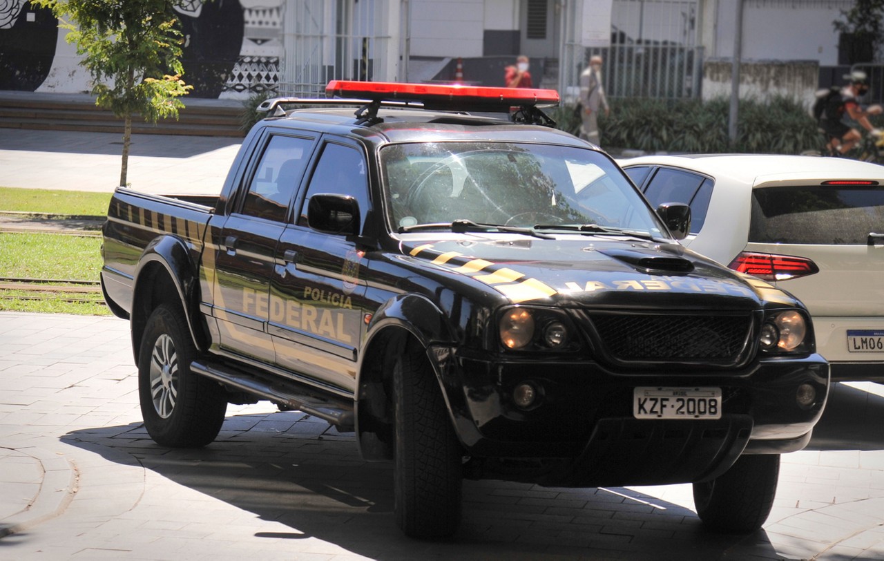 Federal Police vehicle traveling through Rio de Janeiro.