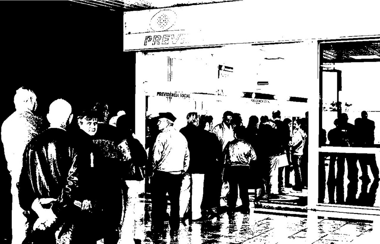 Fila de beneficiários da Previdência em agência do INSS
