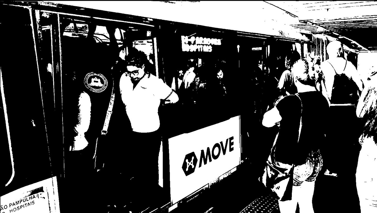Passageiros em ônibus do Move em estação em Belo Horizonte