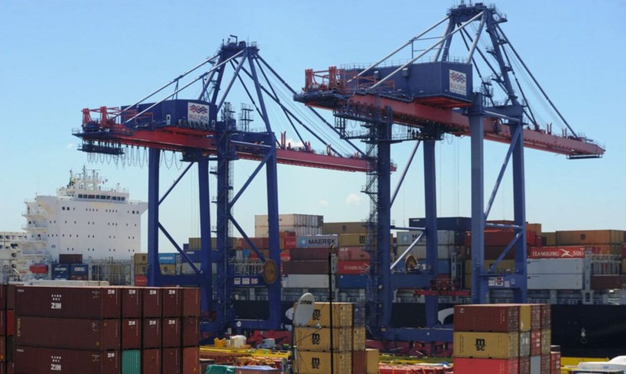 Embarque de contêineres no porto de Santos para exportação