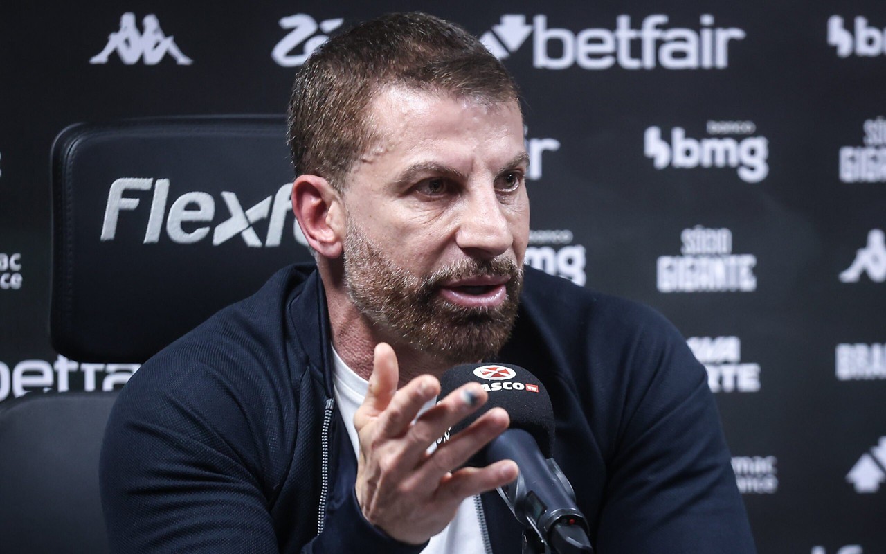 Edmundo afirmou que Pedrinho deveria tomar à frente das decisões importantes do clube (Foto: Dikran Sahagian/Vasco)