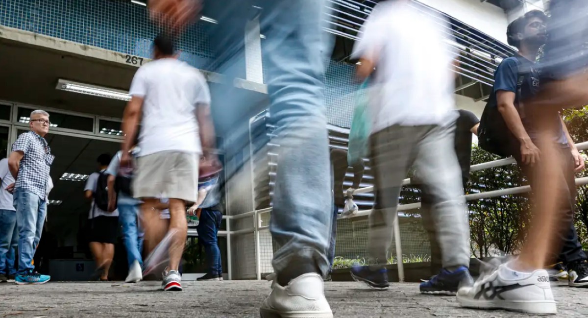 Estudantes chegam a local de prova do Enade