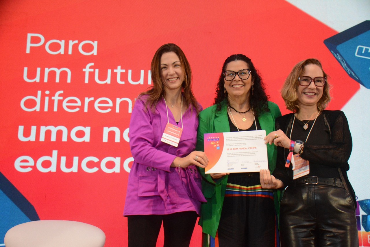 Ao centro, Camila Valverde, diretora-executiva da Fundação ArcelorMittal