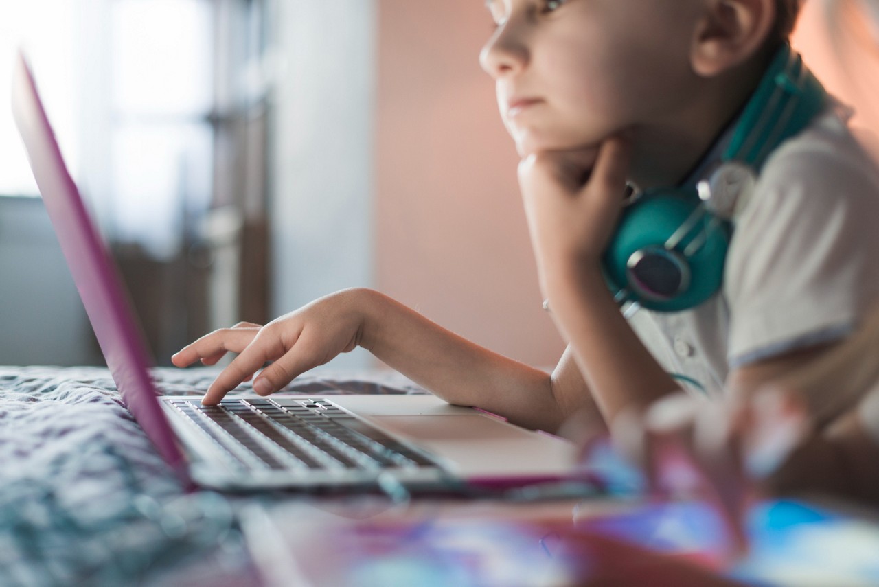 Ferramentas de IA foram feitas para adultos e podem apresentar riscos a crianças e adolescentes