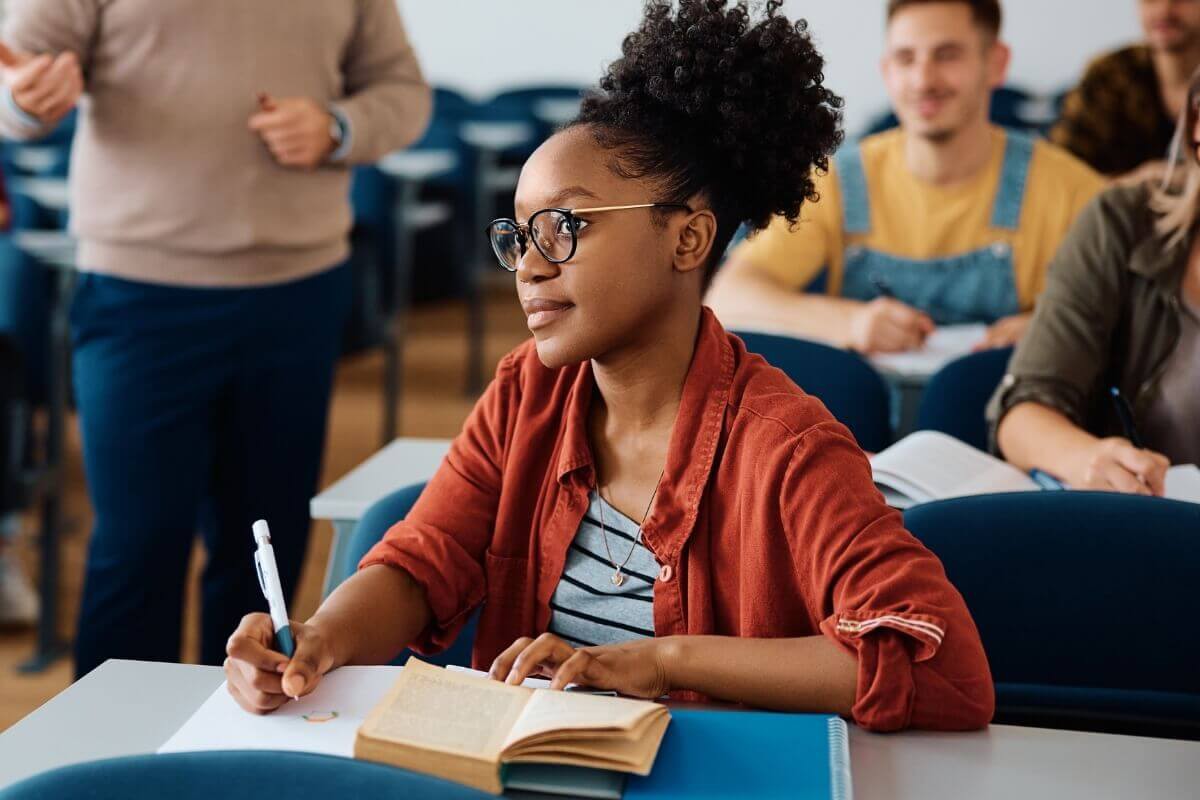 Bolsa visa incentivar a formação de professores no país
