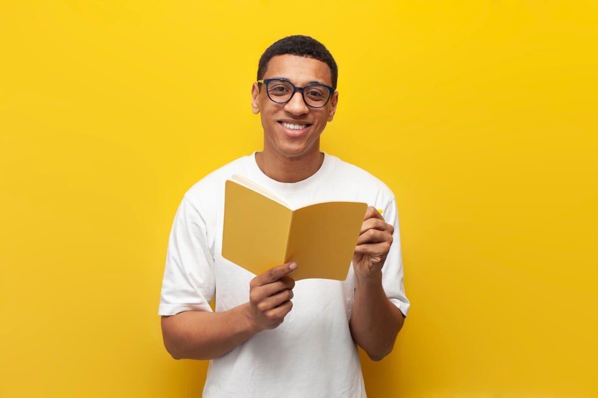 A leitura expande o vocabulário e consolida estruturas gramaticais