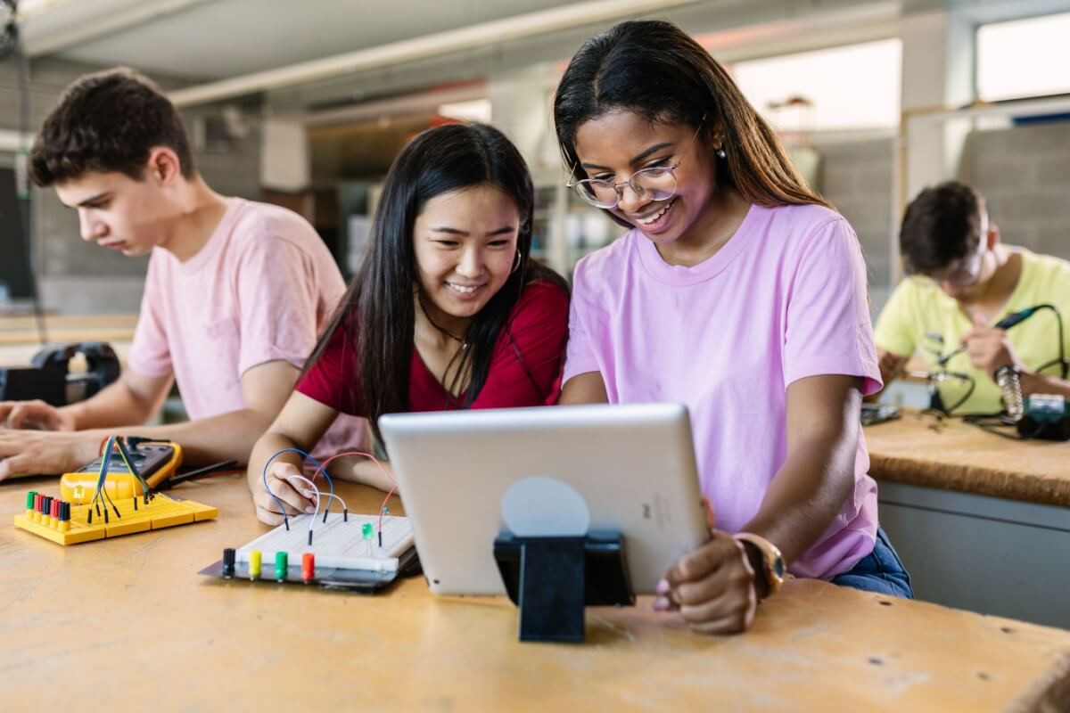 A robótica oferece aos jovens competências importantes para a vida pessoal e profissional