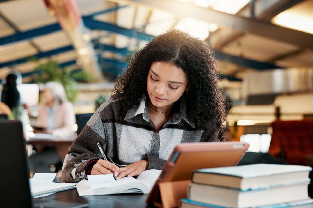 Ajustar o planejamento de estudos e cuidar da saúde mental na reta final para o Enem é fundamental para alcançar o desempenho almejado