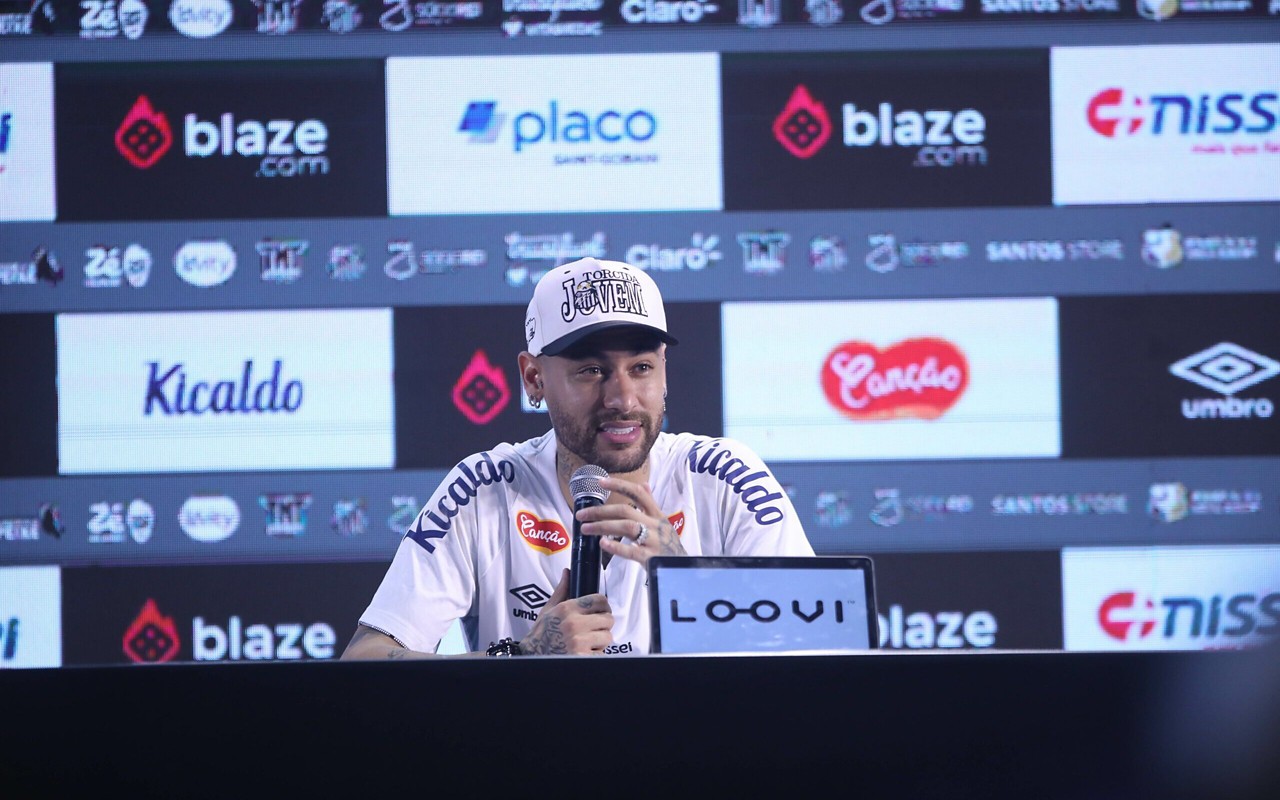 Neymar é apresentado pelo Santos na Vila Belmiro. (Foto: Reinaldo Campos/AGIF)