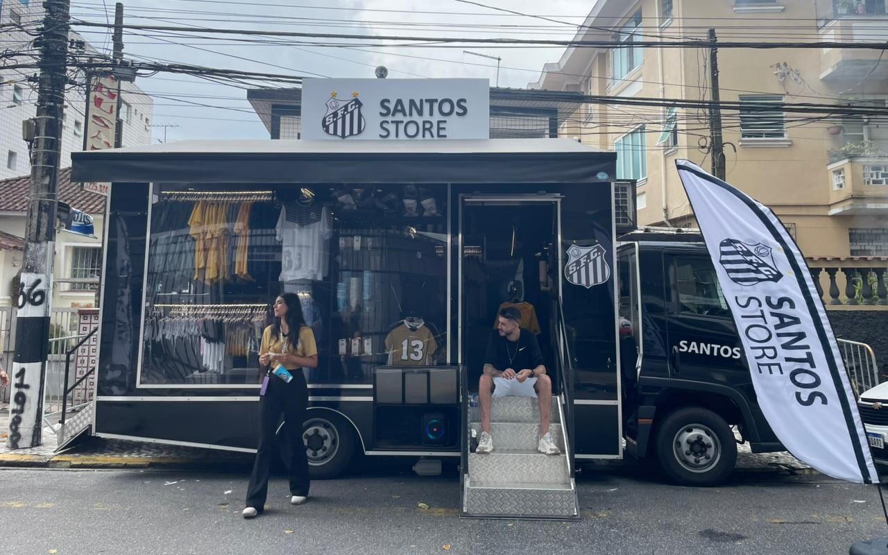 Santos Store colocou duas lojas móveis na rua do estádio para atender à alta demanda de compra. (Foto: Thiago Braga/Lance!)