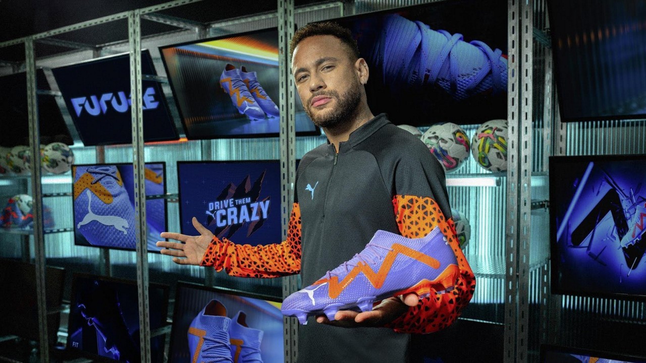 Neymar posa com um de seus modelos de chuteira da Puma (Foto: Reprodução)