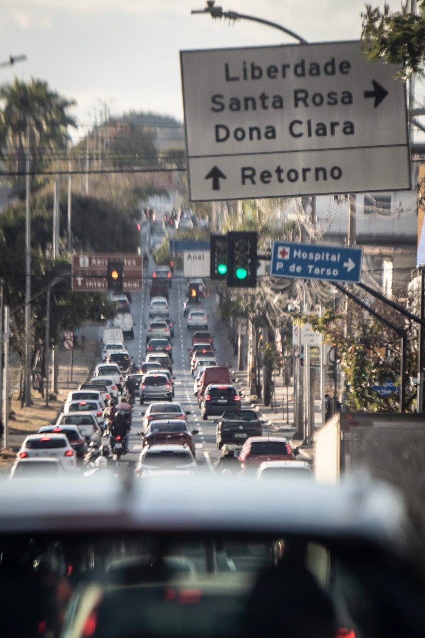 Belo Horizonte se iguala a São Paulo em minutos 'perdidos' no trânsito; horário de pico mais que dobra tempo de viagem