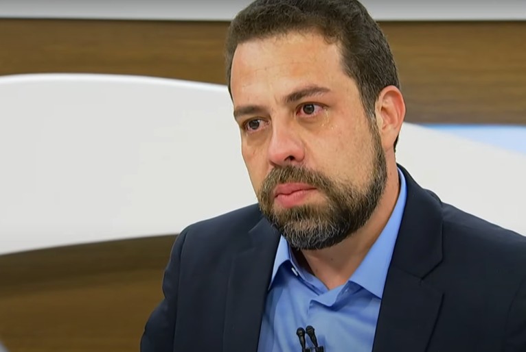 O candidato a prefeito de São Paulo, Guilherme Boulos (PSOL), se emocionou ao falar sobre as filhas durante o programa Roda Viva, da TV Cultura.