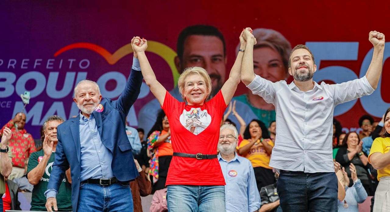 Lula, Marta Suplicy e Guilherme Boulos em comício que gerou polêmica nas redes pelo uso da linguagem neutra em trecho do Hino Nacional