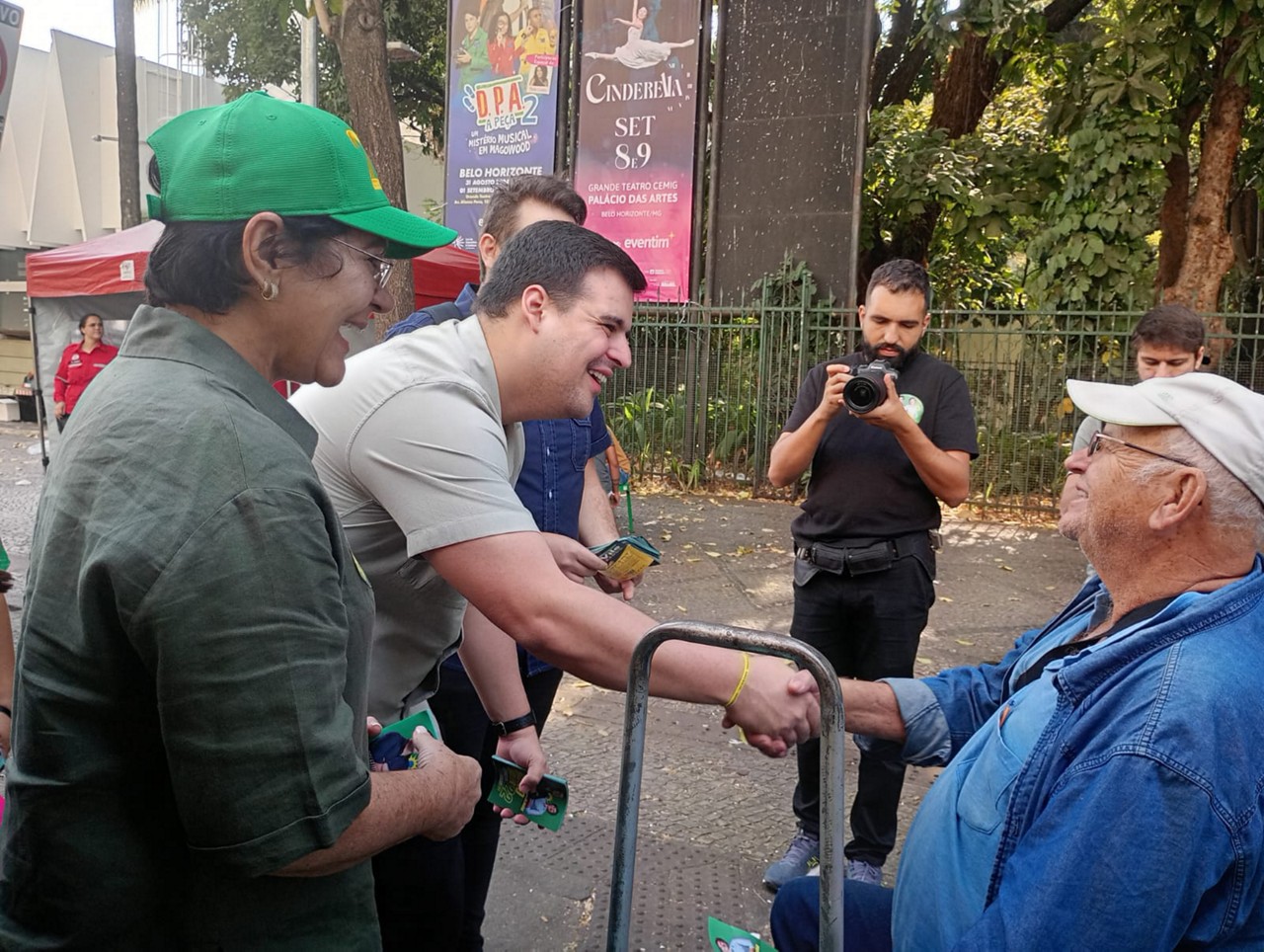 Bruno Engler conversou com empreendedores e visitantes na Feira Hippie