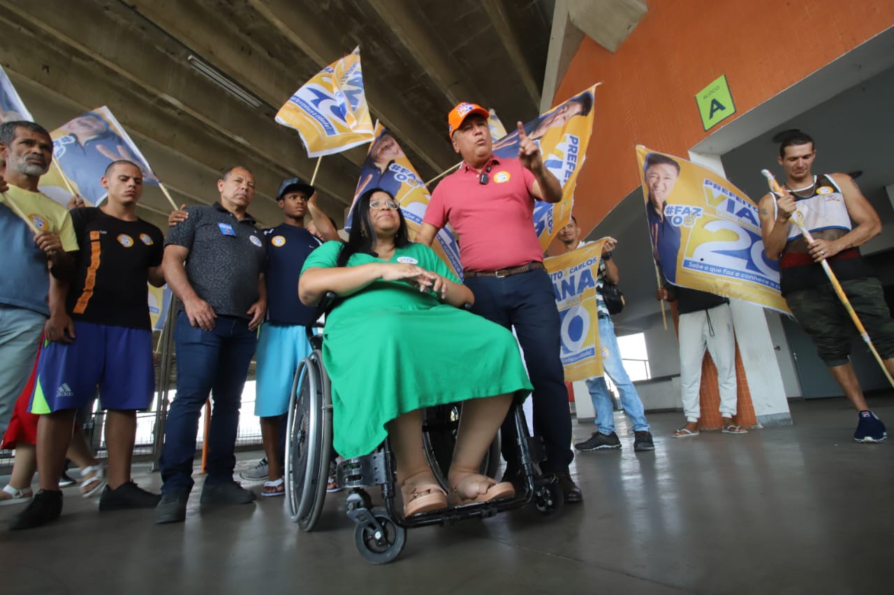 Carlos Viana acompanhado da sua vice, Renata Rosa, e do candidato a vereador João Marcos (PP), na Estação Pampulha