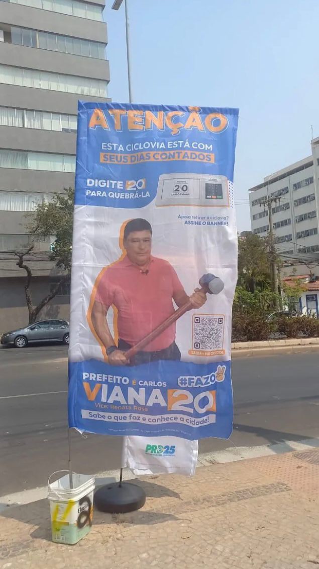 Em banner, Viana promete quebrar ciclovia