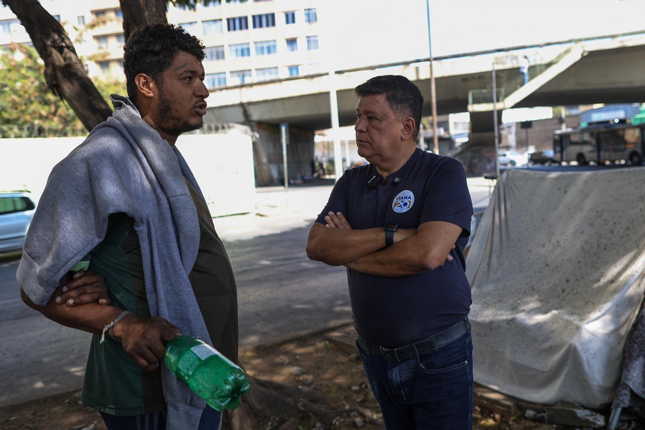 Senador licenciado e candidato à Prefeitura de Belo Horizonte, Carlos Viana (Podemos) visita o Elevado Dona Helena Greco, entre o Barro Preto e o Carlos Prates