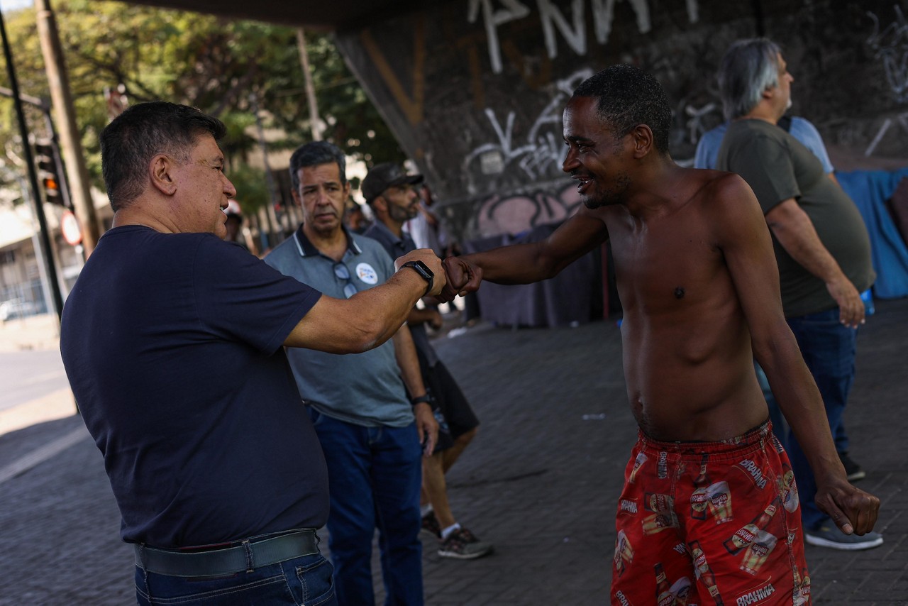 O senador licenciado e candidato à Prefeitura de Belo Horizonte, Carlos Viana (Podemos), em visita ao Elevado Dona Helena Greco nesta sexta-feira (23 de agosto)