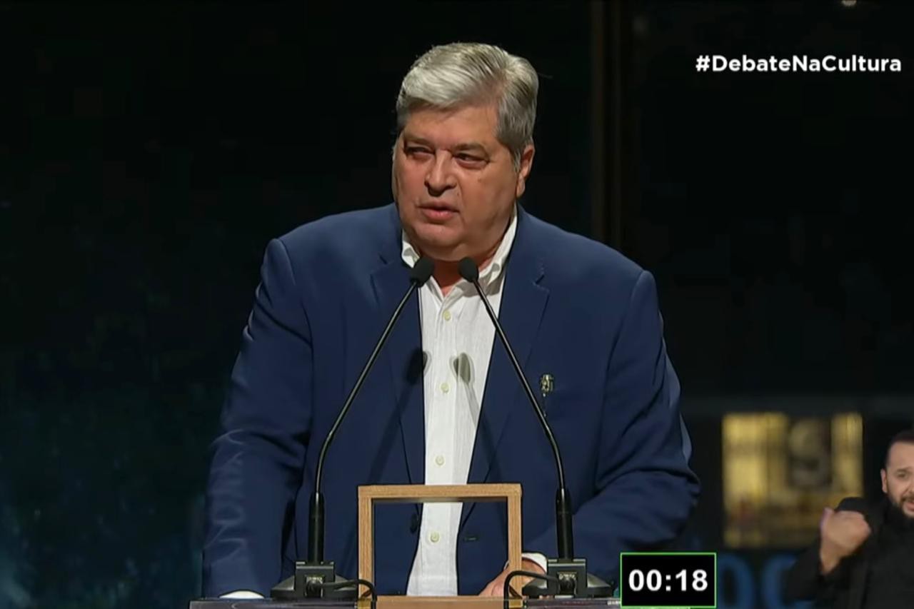 O candidato à prefeitura de São Paulo José Luiz Datena em debate da TV Cultura, na noite de domingo (15)